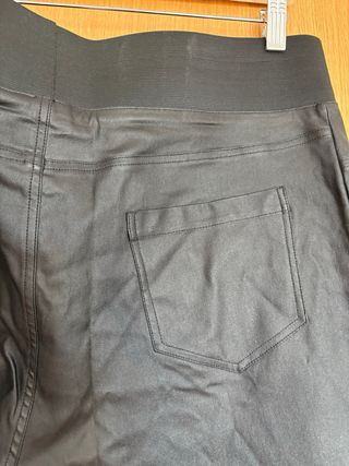 Pantalón negro efecto piel