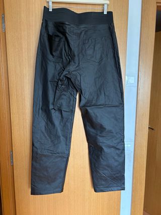 Pantalón negro efecto piel