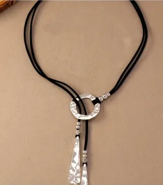 Collar largo plateado con colgante