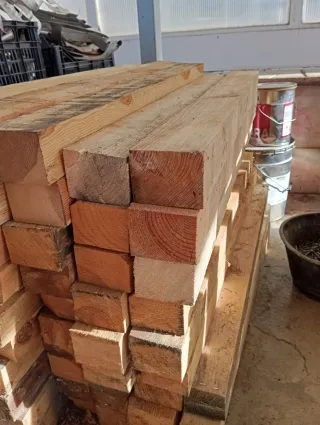 Listones, vigas, palos, postes. Puntales de madera