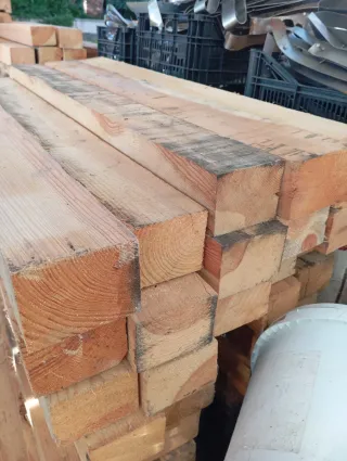 Listones, vigas, palos, postes. Puntales de madera