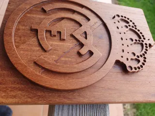 Escudo del Real Madrid tallado en Madera