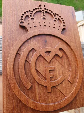 Escudo del Real Madrid tallado en Madera