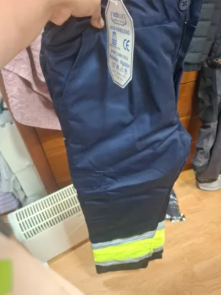 Pantalón de trabajo azul con detalles fluorescente