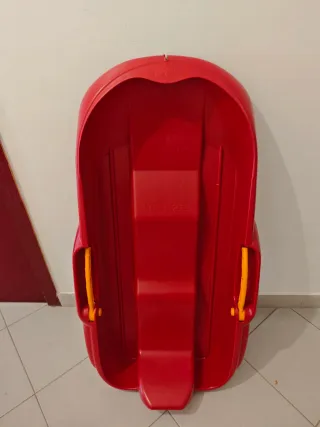 Trineo rojo con asas naranjas