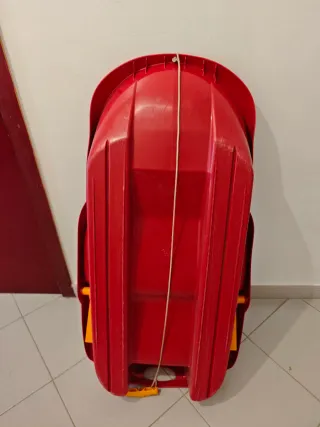 Trineo rojo con asas naranjas