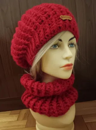 Set berretto e scaldacollo rosso fatto a mano