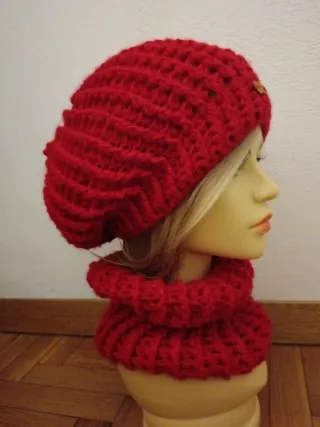 Set berretto e scaldacollo rosso fatto a mano
