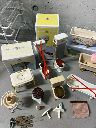 Mobili per bagno in casa delle bambole