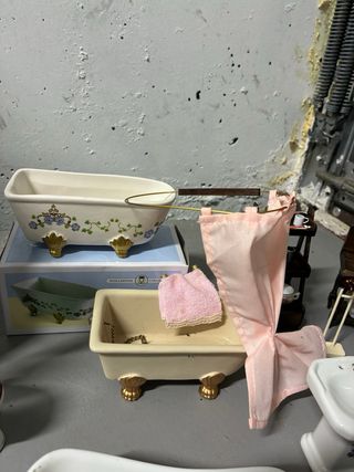 Mobili per bagno in casa delle bambole