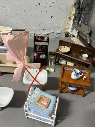 Mobili per bagno in casa delle bambole