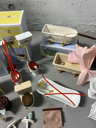 Mobili per bagno in casa delle bambole