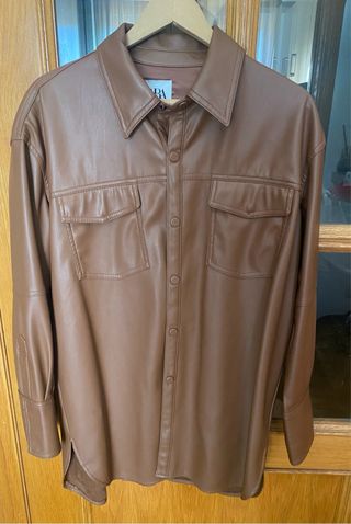 Sobrecamisa efecto piel Zara marrón