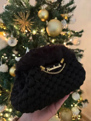 Borsa nera fatta a mano con dettagli in pelliccia