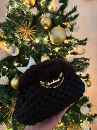 Borsa nera fatta a mano con dettagli in pelliccia