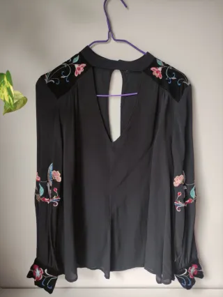 Blusa negra bordada floral