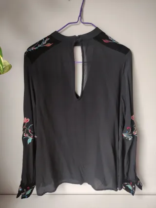 Blusa negra bordada floral