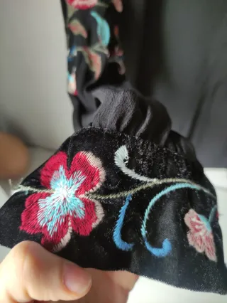 Blusa negra bordada floral