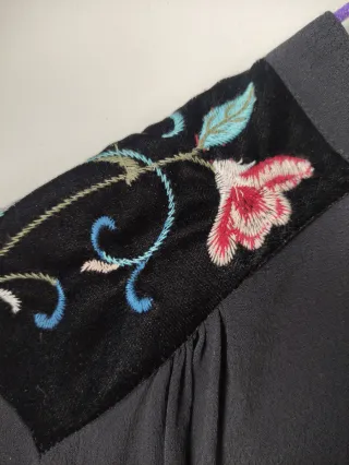 Blusa negra bordada floral