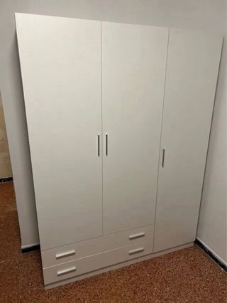 Cama matrimonial, mesitas de noche y armarios