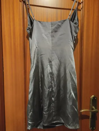 Vestido de satén gris