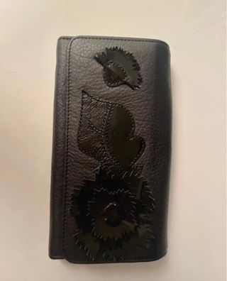 Cartera Negra con Diseño Floral