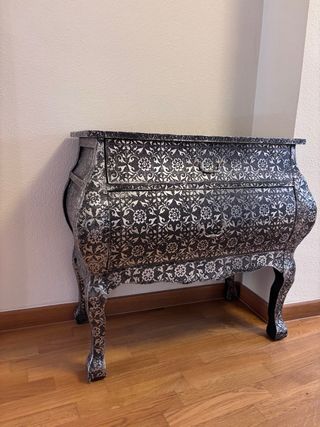 Cómoda de metal y madera con diseño