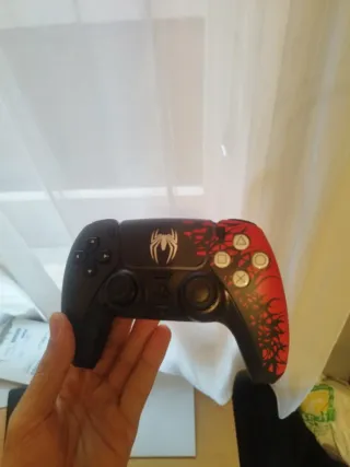 Controller DualSense di Spider-Man 2 per PS5, edizione limitata