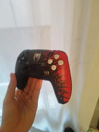 Controller DualSense di Spider-Man 2 per PS5, edizione limitata