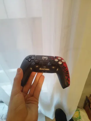 Controller DualSense di Spider-Man 2 per PS5, edizione limitata