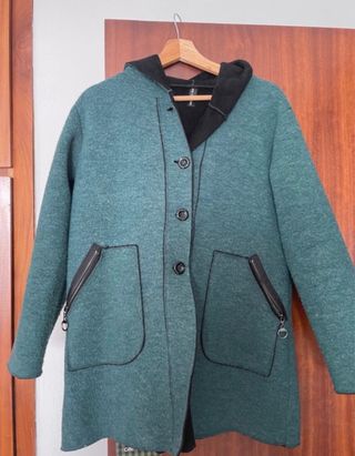 Chaqueta verde con capucha