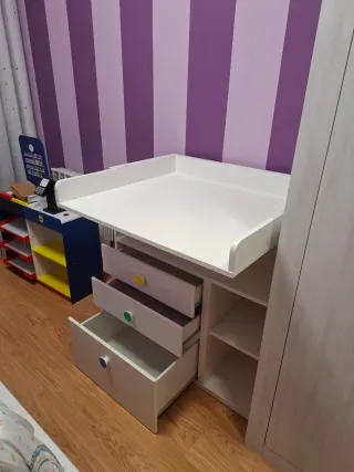Cambiador de bebé blanco con cajones