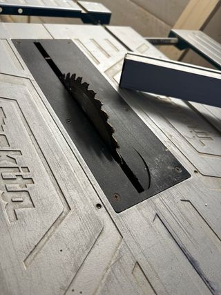 Sierra de mesa Makita MLT100