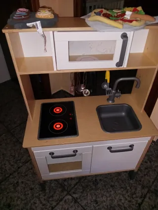 Cocinita de madera IKEA con accesorios nueva