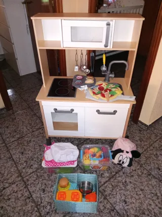 Cocinita de madera IKEA con accesorios nueva