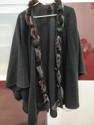 Capa negra con detalles de piel