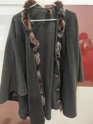 Capa negra con detalles de piel