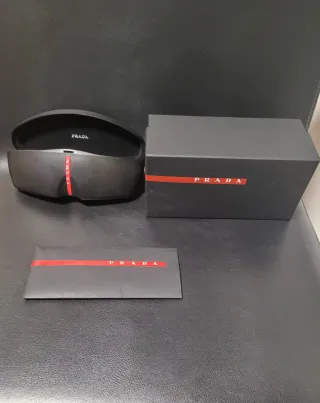 Funda y caja gafas Prada