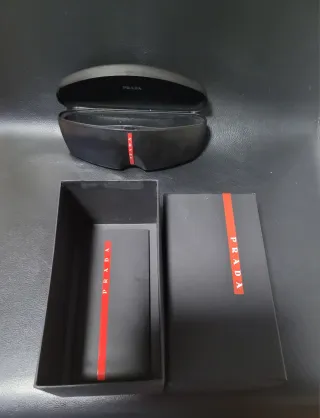 Funda y caja gafas Prada