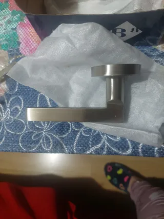 Pomo de puerta plateado