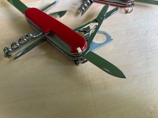 2 Canivetes Victorinox Explorer e Spartan