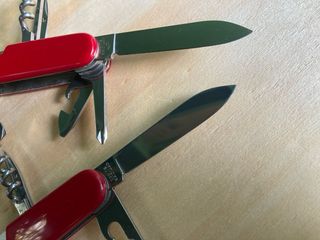 2 Canivetes Victorinox Explorer e Spartan