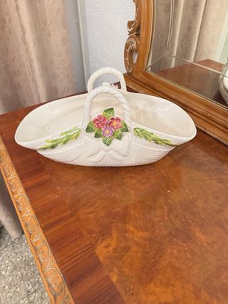 Centro de mesa canasto blanco con flores