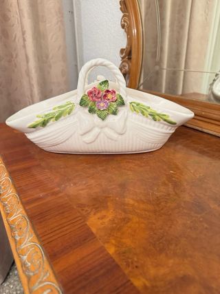 Centro de mesa canasto blanco con flores