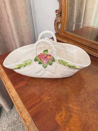 Centro de mesa canasto blanco con flores