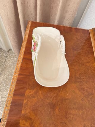 Centro de mesa canasto blanco con flores