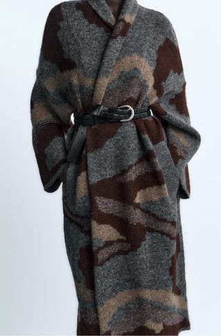Abrigo largo punto Zara estampado