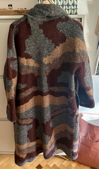 Abrigo largo punto Zara estampado