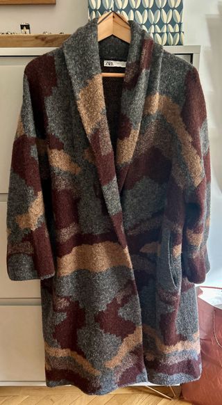Abrigo largo punto Zara estampado