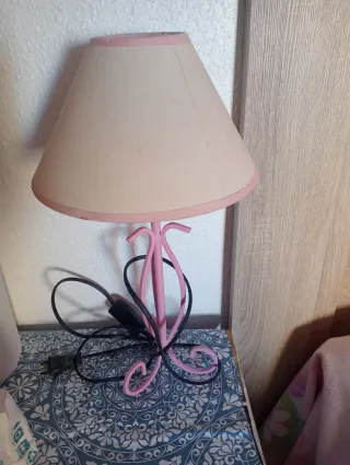 Lámpara de mesa rosa con pantalla